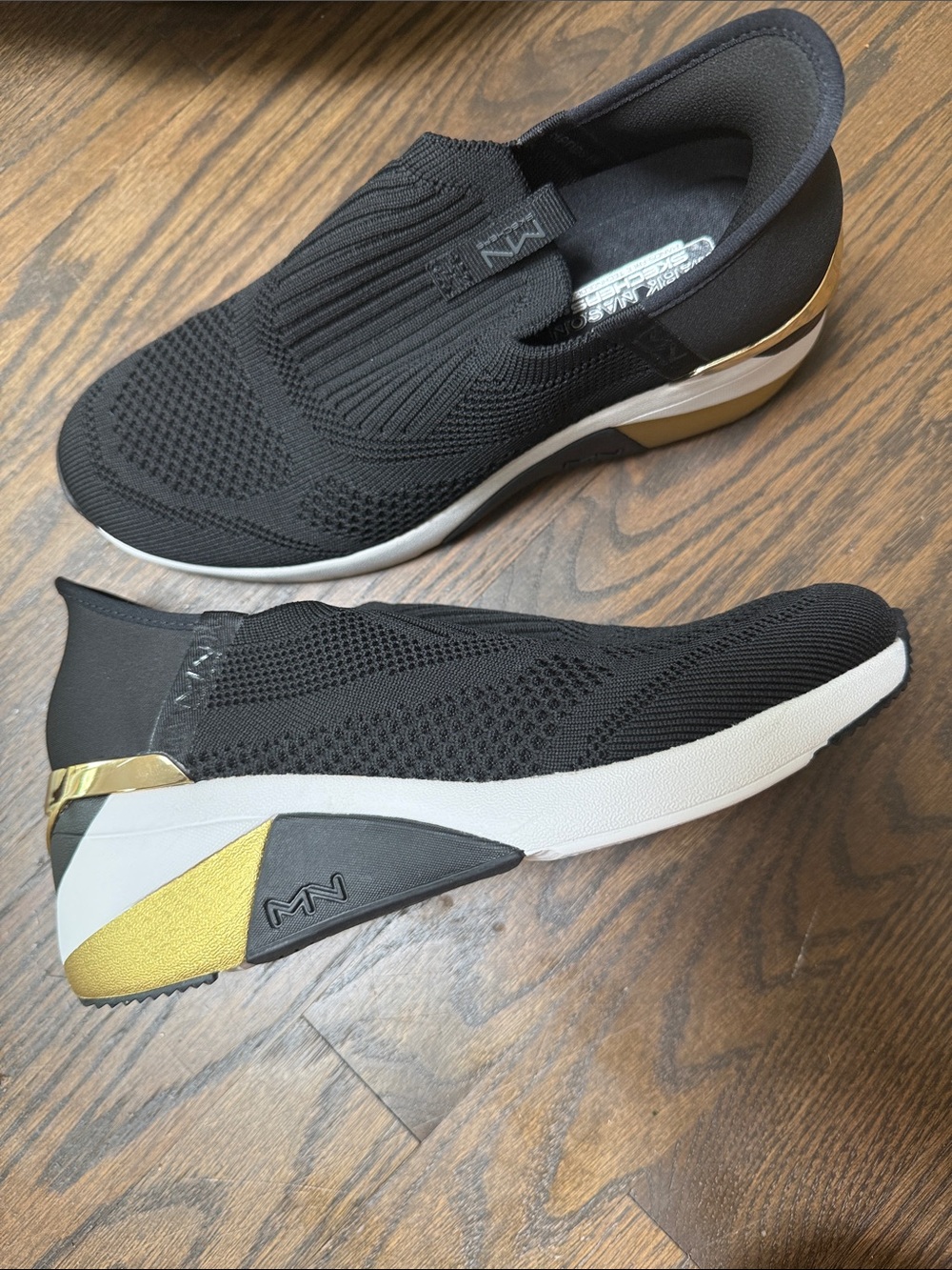 Skechers Black Slip-On Knit Sneakers with Gold Accents likNEW WITHOUT BOX SIZE 8